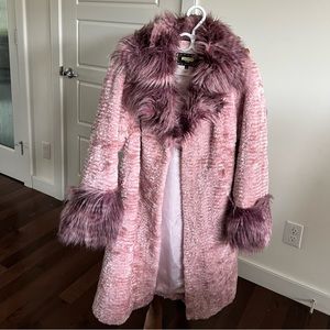 Casacos pretos e rosa